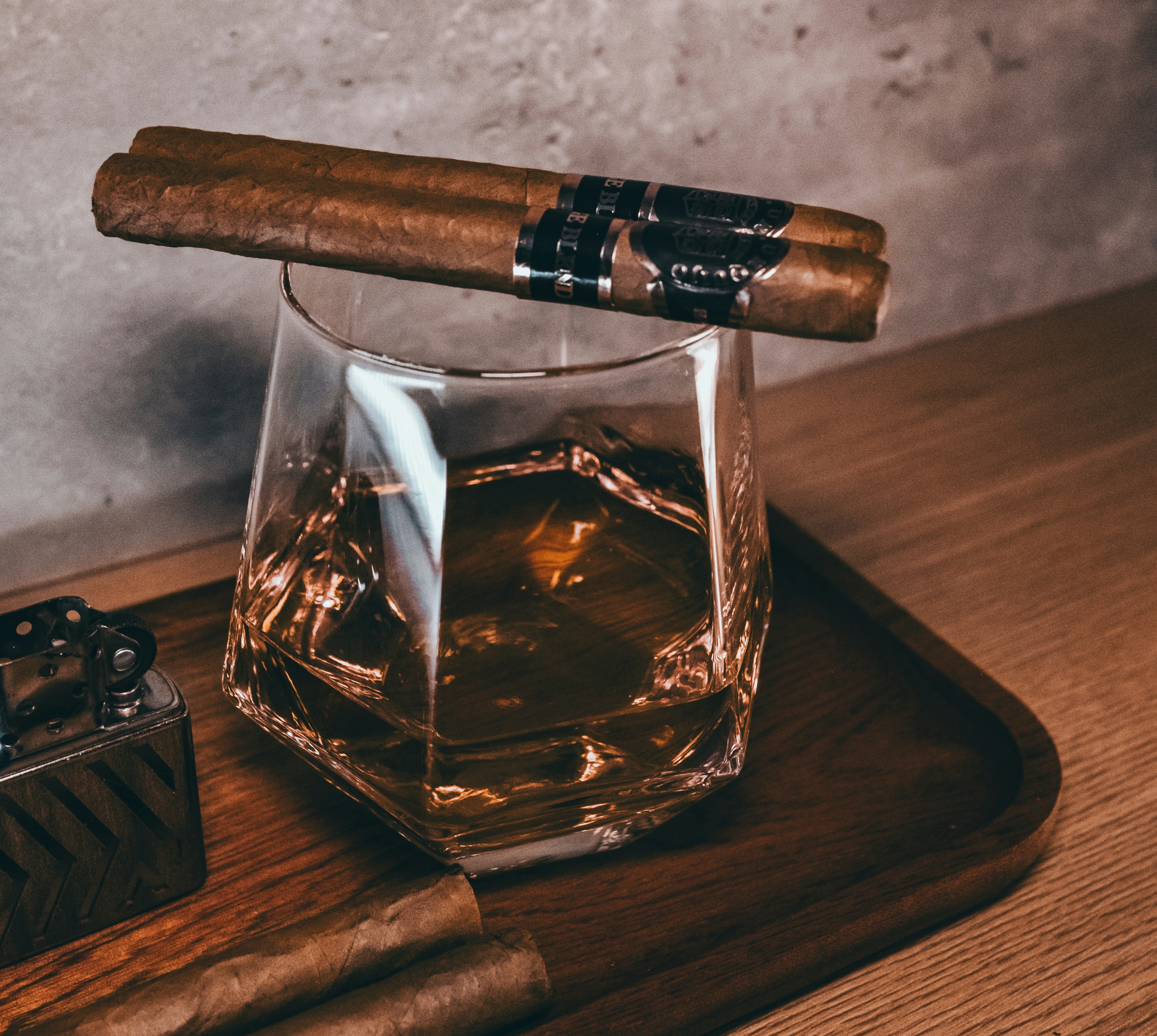 Maridaje Perfecto: Rones Panameños y Puros Premium