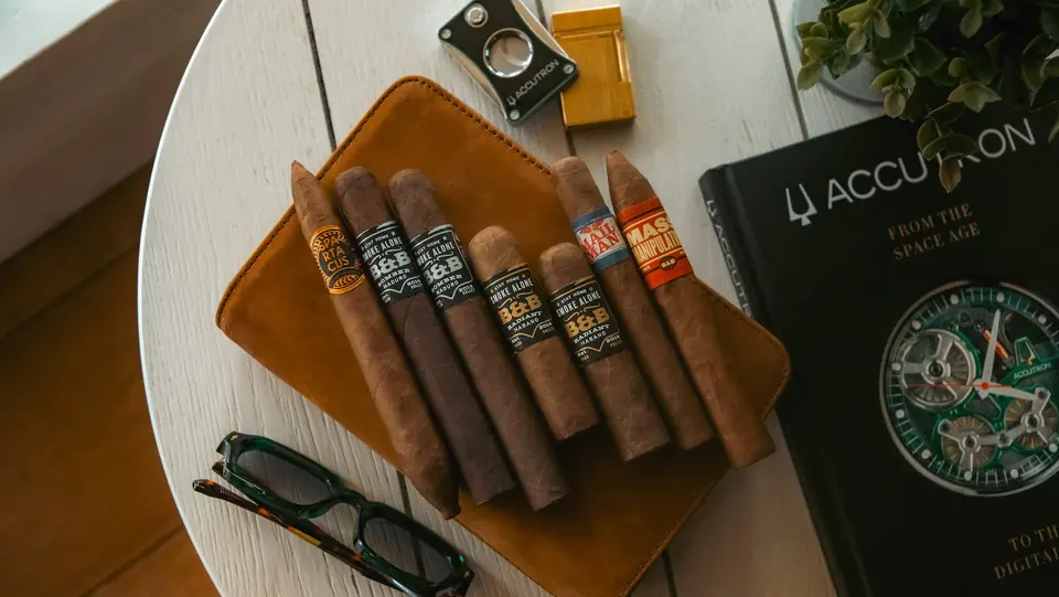 Selección de puros sobre un estuche de cuero