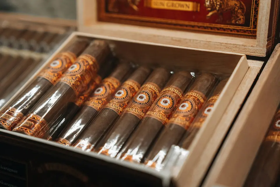 Humidor abierto con puros