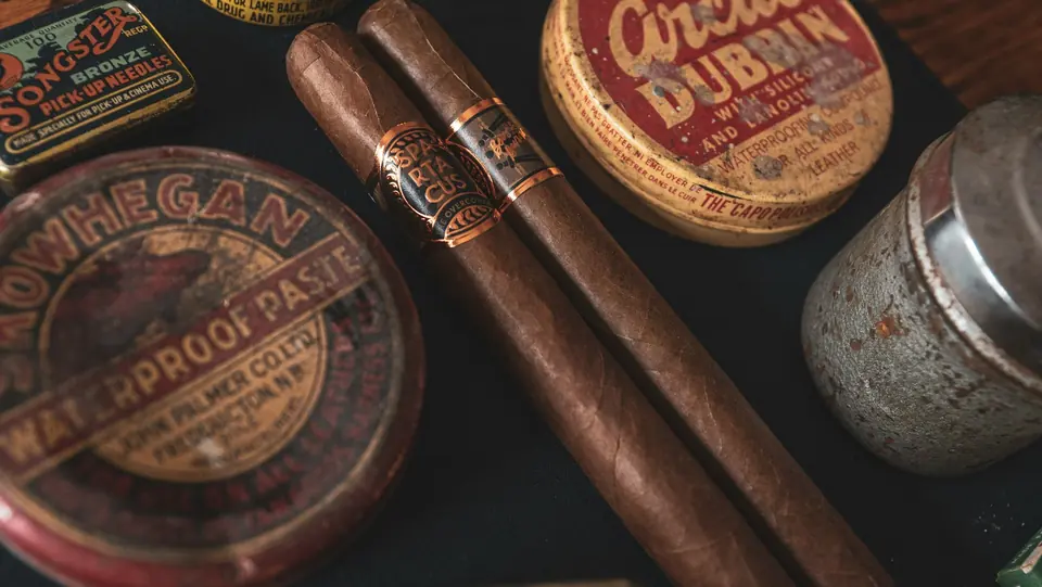 Latas antiguas de tabaco y puros sobre una mesa